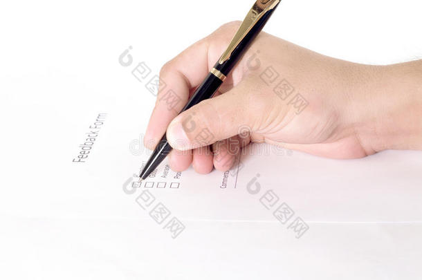 女商人用钢笔在表格上填写个人信息的手