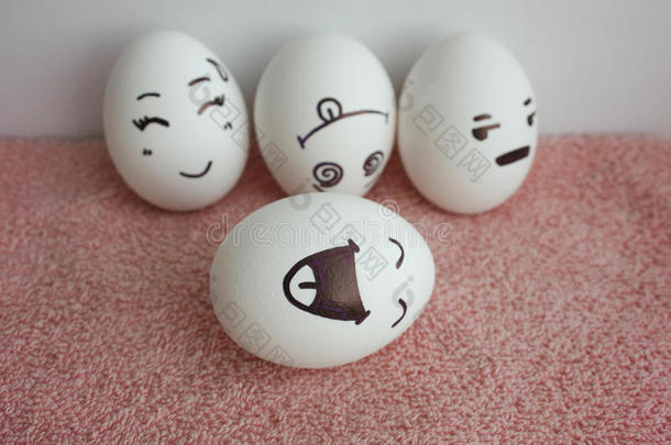 鸡蛋和脸很有趣。 有趣笑话的概念