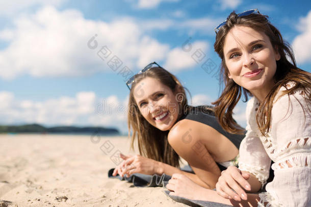 美丽的女人躺在海滩上笑<strong>着看着远方</strong>