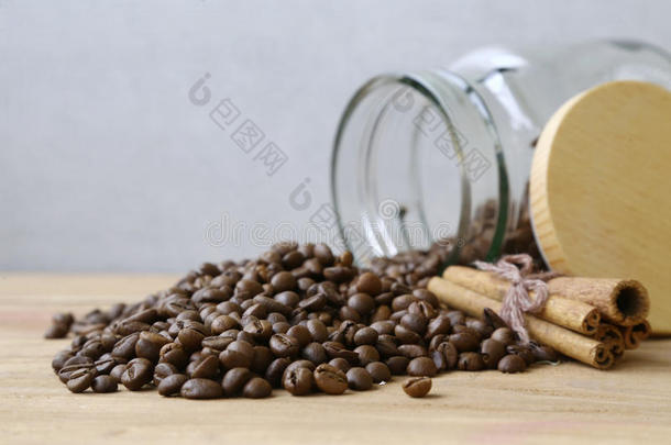 咖啡豆从玻璃小罐子里洒出来