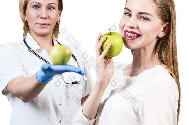 牙医给年轻女人<strong>送苹果</strong>水果。