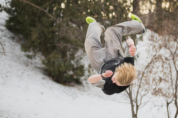 后翻转跑酷跳跃在冬季雪公园-免费运行培训