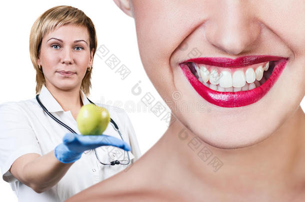 牙医给年轻女人<strong>送苹果</strong>水果。