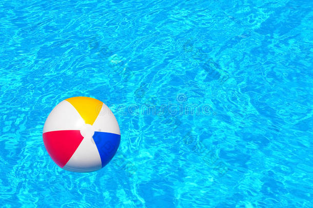 五颜六色的充气球漂浮在游泳池里