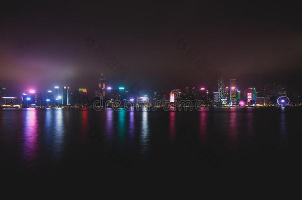 美丽的超广角夏季鸟瞰香港岛天际线，维多利亚湾港，摩天大楼，蓝天