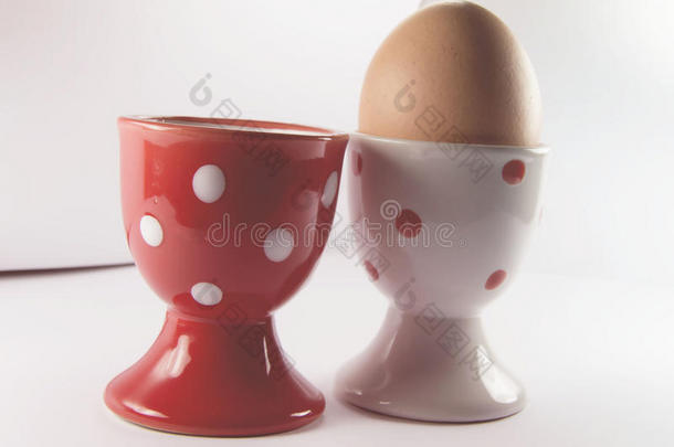 鸡蛋在白色鸡蛋杯与红色鸡蛋杯
