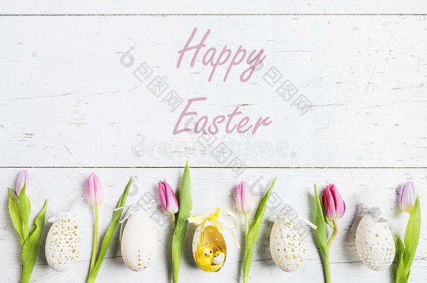 复活节背景与复活节鸡蛋，郁金香和快乐复活节标志