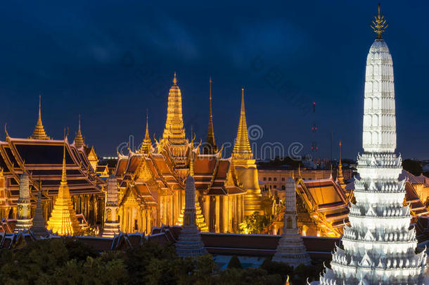宏伟的宫殿和瓦特法拉基奥在黄昏在曼谷，泰国