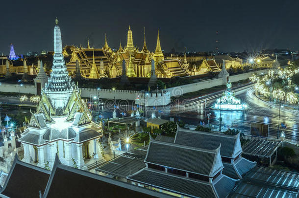 宏伟的宫殿和瓦特法拉基奥在黄昏在曼谷，泰国