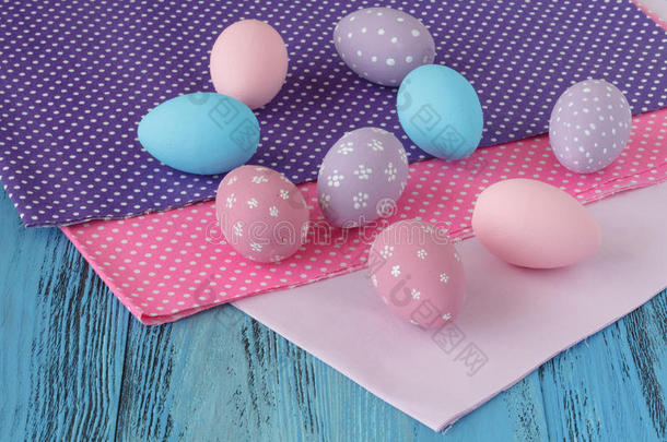 复活节庆祝与彩色鸡蛋和节日布