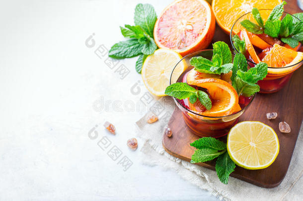 柑橘类水果夏季新鲜柠檬水，注入水排毒饮料鸡尾酒