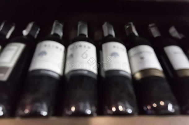 瓶子的葡萄酒背景。图片是模糊的