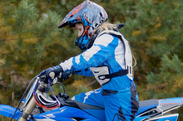 女孩MX自行车-摩托车越野赛车在污垢自行车在运动轨道