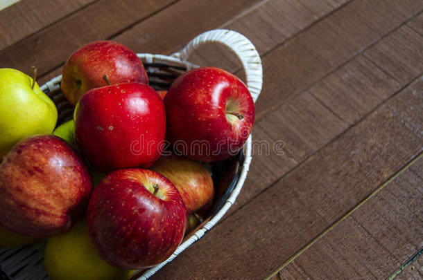 篮子里有红色<strong>的苹果</strong>，装满<strong>苹果的</strong>篮子，<strong>苹果图片</strong>在正宗<strong>的</strong>木地板上，