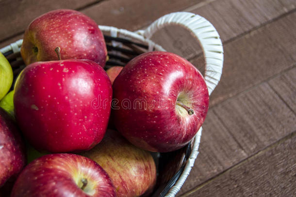 篮子里有红色<strong>的苹果</strong>，装满<strong>苹果的</strong>篮子，<strong>苹果图片</strong>在正宗<strong>的</strong>木地板上，