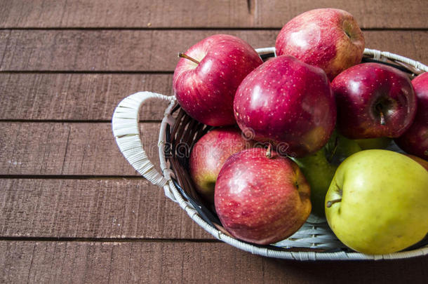 篮子里有红色的苹果，装满苹果的篮子，苹果图片在正宗的木地板上，