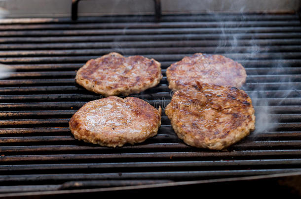 <strong>烤肉</strong>/猪肉<strong>汉堡</strong>，烤架，烟雾和淡淡的香气-厨师