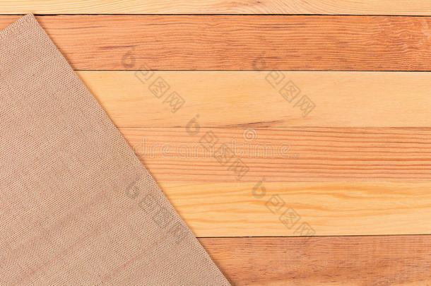 木桌上的布料。 软棕色<strong>编织亚麻</strong>织物纹理