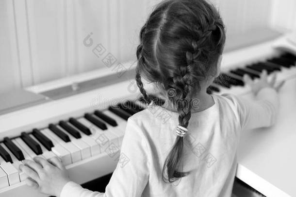 一个弹钢琴的小女孩：从后面看