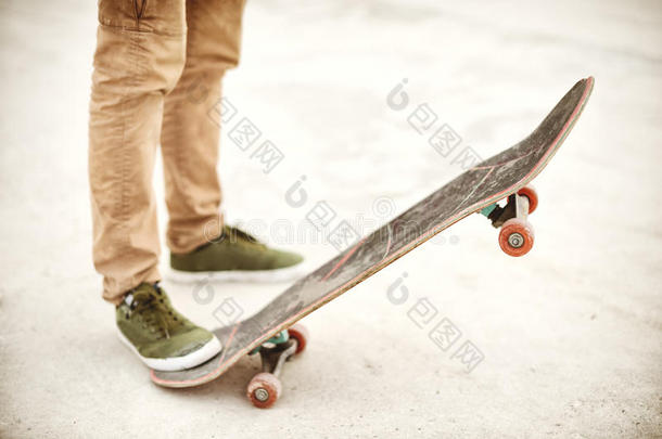 滑板者在滑冰公园滑冰时脚的特写