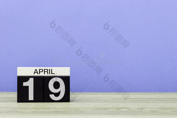 4月19日。 月19日，木桌上<strong>的</strong>日历和紫色背景。 <strong>春天的</strong>时间，<strong>文字的</strong>空空间