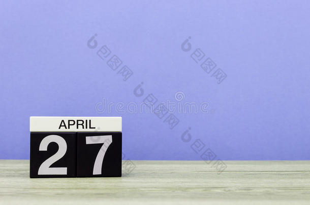 4月27日。 月27日，木桌上<strong>的</strong>日历和紫色背景。 <strong>春天的</strong>时间，<strong>文字的</strong>空空间