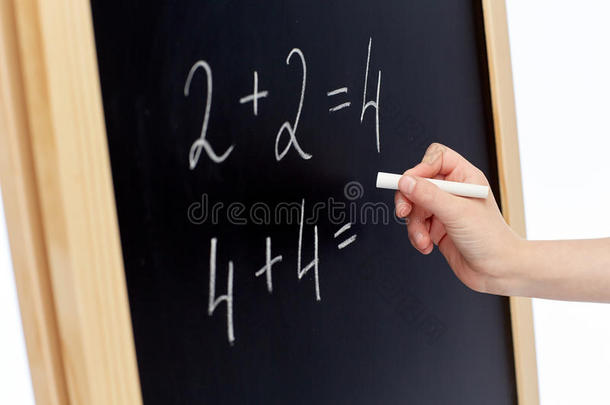 用粉笔在黑板上写数字