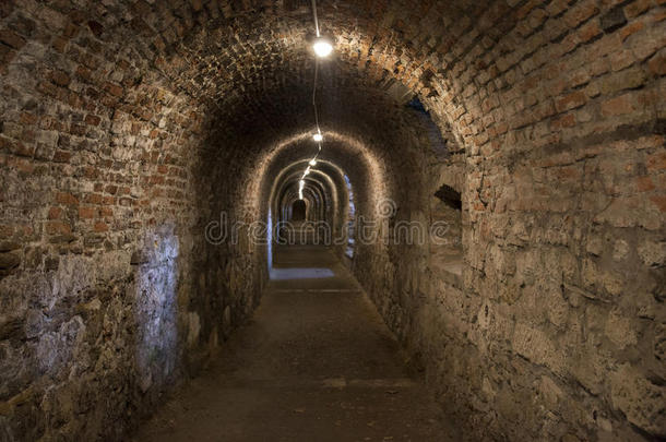 黑暗的走廊墙在地下与自然灯布达佩斯约