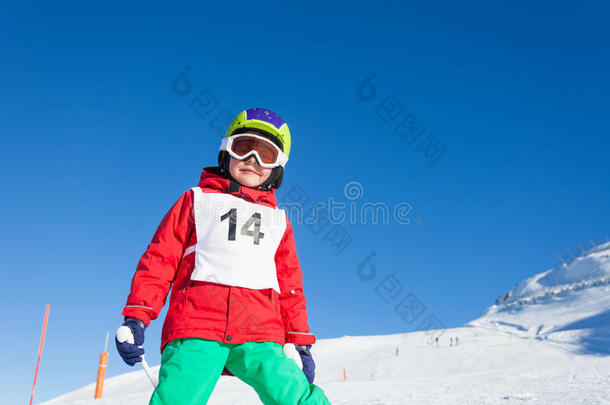 男孩滑雪者戴着头盔和面具完成了旅程