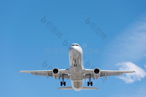 商业飞机在蓝天飞行，全襟翼和着陆通用电气