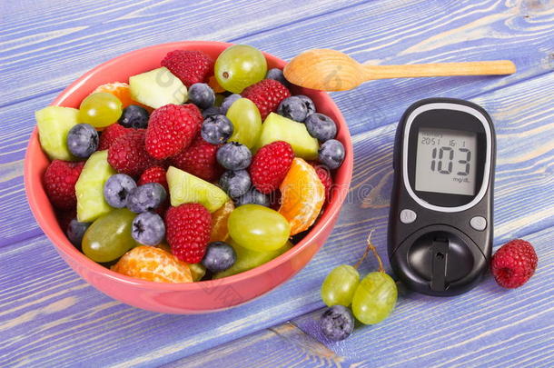 新鲜水果沙拉和<strong>血糖仪</strong>，糖尿病，健康的生活方式和营养观念