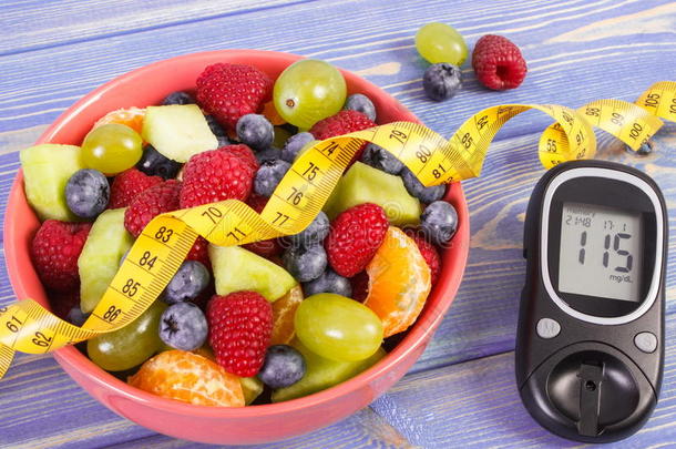 新鲜水果沙拉，血糖仪和厘米，糖尿病，健康的生活方式和营养概念