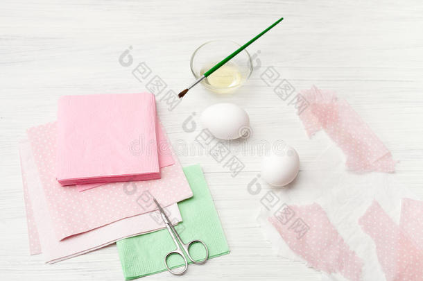 鸡蛋，白色<strong>背景</strong>，桌子，鸡蛋包装，特写，<strong>圆柱</strong>体，彩绘鸡蛋，剪纸，餐巾纸，剪刀，刷子