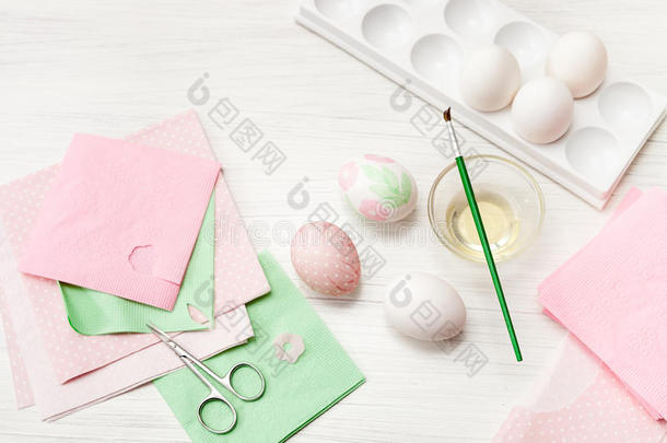 鸡蛋，白色背景，桌子，鸡蛋包装，特写，圆柱体，彩绘鸡蛋，剪纸，餐巾纸，剪刀，刷子