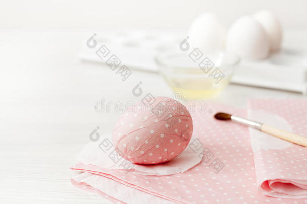 <strong>鸡蛋</strong>，白色背景，桌<strong>子</strong>，<strong>鸡蛋</strong>包装，特写，圆柱体，彩绘<strong>鸡蛋</strong>，剪纸，餐巾纸，剪刀，刷<strong>子</strong>
