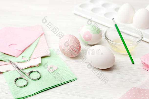 鸡蛋，白色背景，桌子，鸡蛋包装，特写，圆柱体，彩绘鸡蛋，剪纸，餐巾纸，剪刀，刷子