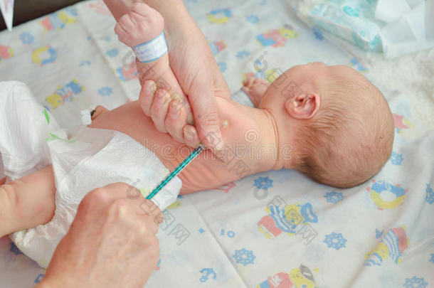医生给新生儿接种疫苗