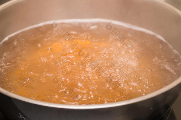 在厨房锅里煮汤作为烹饪或食物准备的象征