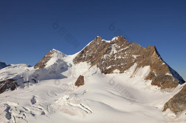 阿莱奇阿尔卑斯山清楚的寒冷的颜色