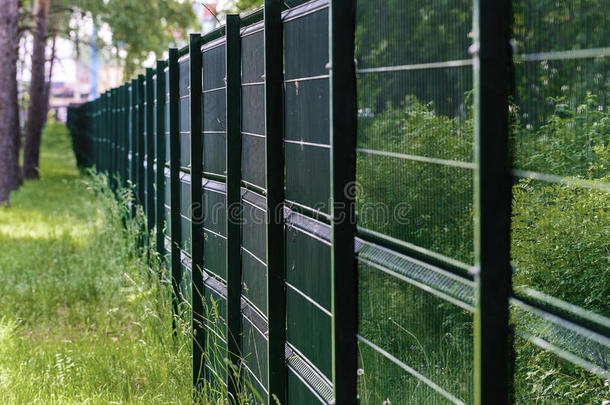 栅栏由金属网制成，以保护