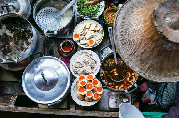 彩色泰国食品在浮动市场，食品销售商与传统帽子在泰国