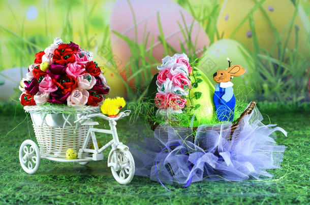 复活节卡片，复活节鸡蛋小鸡和篮子与兔子工艺品。
