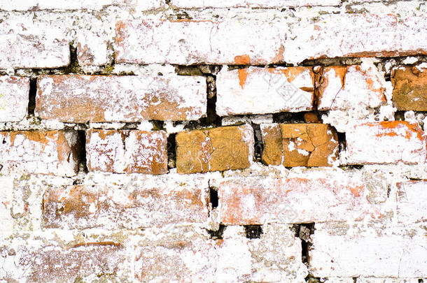 古老的<strong>白色</strong>砖墙上有苔藓。 旧墙的砖<strong>质感</strong>