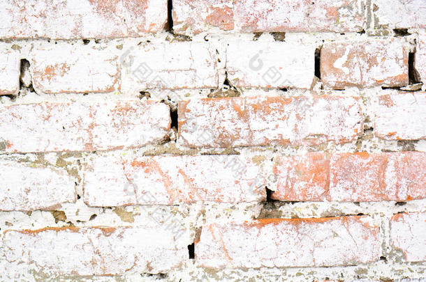 古老的<strong>白色</strong>砖墙上有苔藓。 旧墙的砖<strong>质感</strong>
