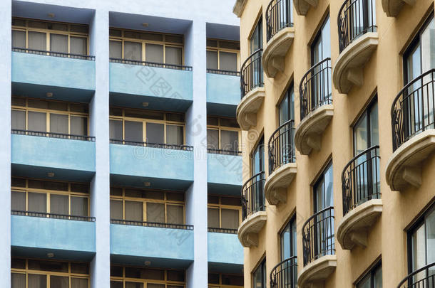 法国阳台与蓝色阳台的后现代建筑形成对比