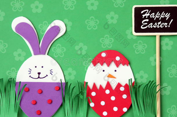 复活节手<strong>做</strong>贺卡：节日塑料泡沫<strong>兔子</strong>和鸡蛋与黑板隔离在花的背景上