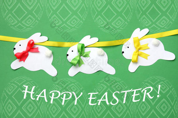 复活节手做贺卡：节日纸兔花环隔离在复活节鸡蛋背景