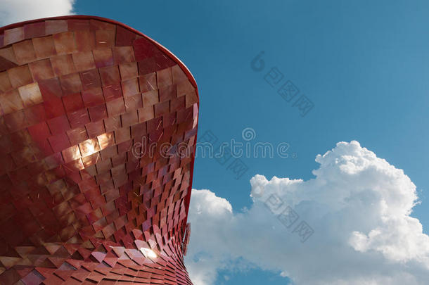 未来主义巨型结构的细节：曲线红色建筑立面