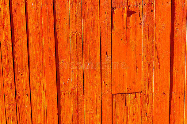 乡土的背景，老化的木板，剥落的红色油漆