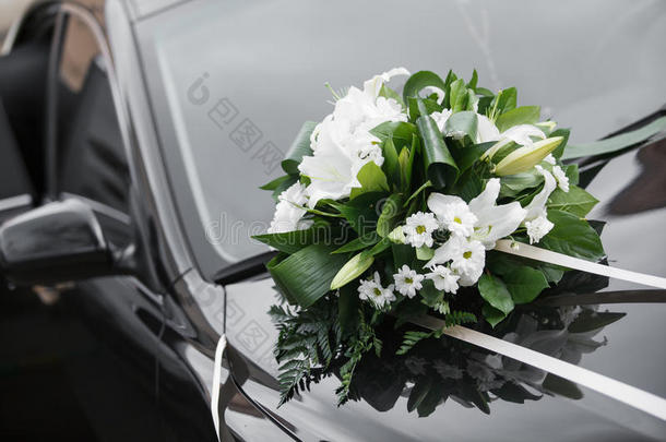 汽车装饰。 五颜六色的新娘花束，婚礼当天的配饰。